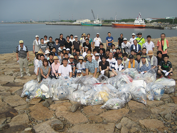 Employees from the West Japan Works doing volunteer work to aid horseshoe crab conservation